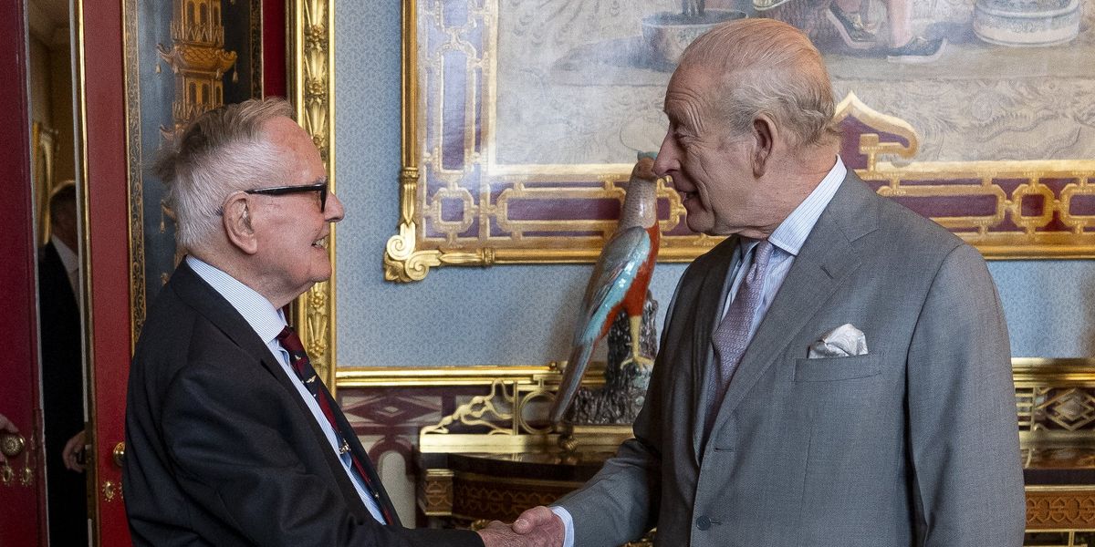 King Charles meets 105-year-old last surviving Mosquito bomber pilot at St James's Palace thumbnail
