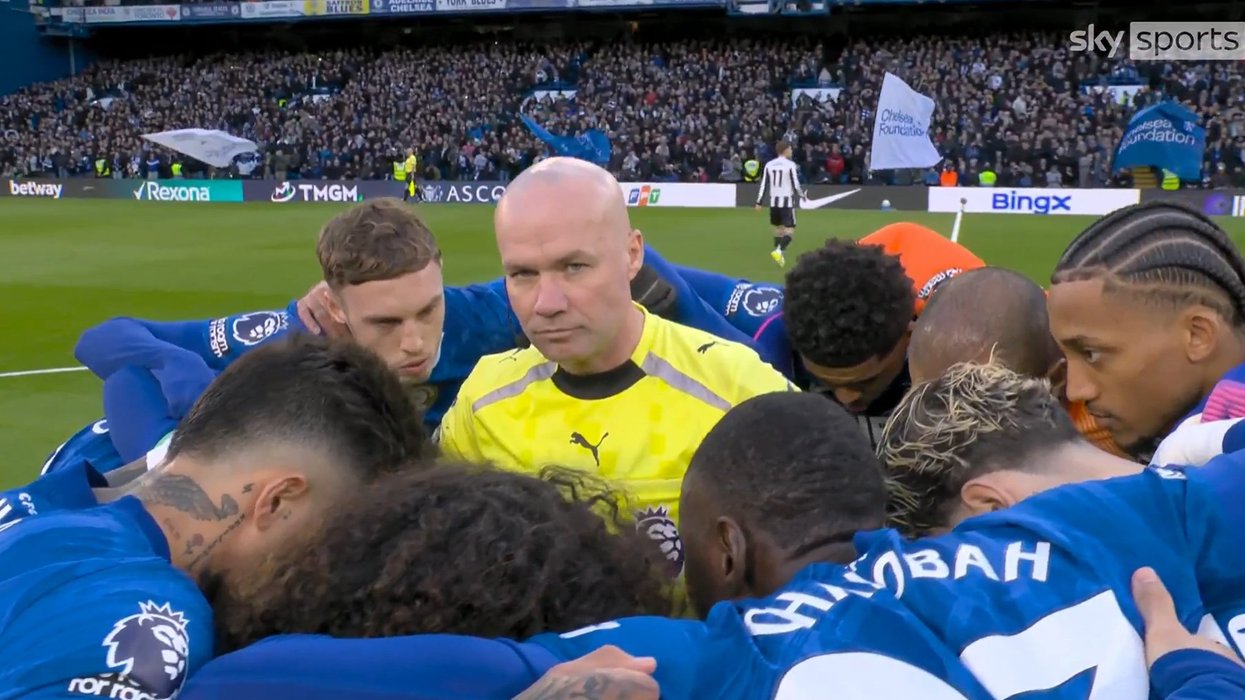 Chelsea players awkwardly surround referee in pre-match team huddle before Newcastle