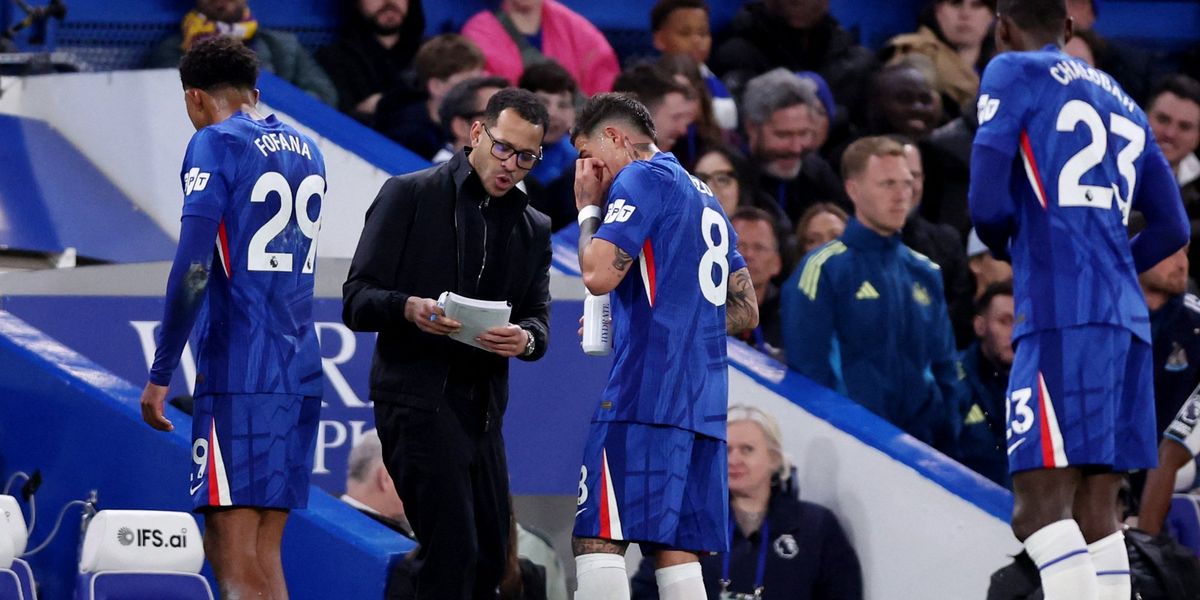 Chelsea players and Liam Rosenior booed off after home defeat to Newcastle in horror week for Blues Chelsea players and Liam Rosenior booed off after home defeat to Newcastle in horror week for Blues