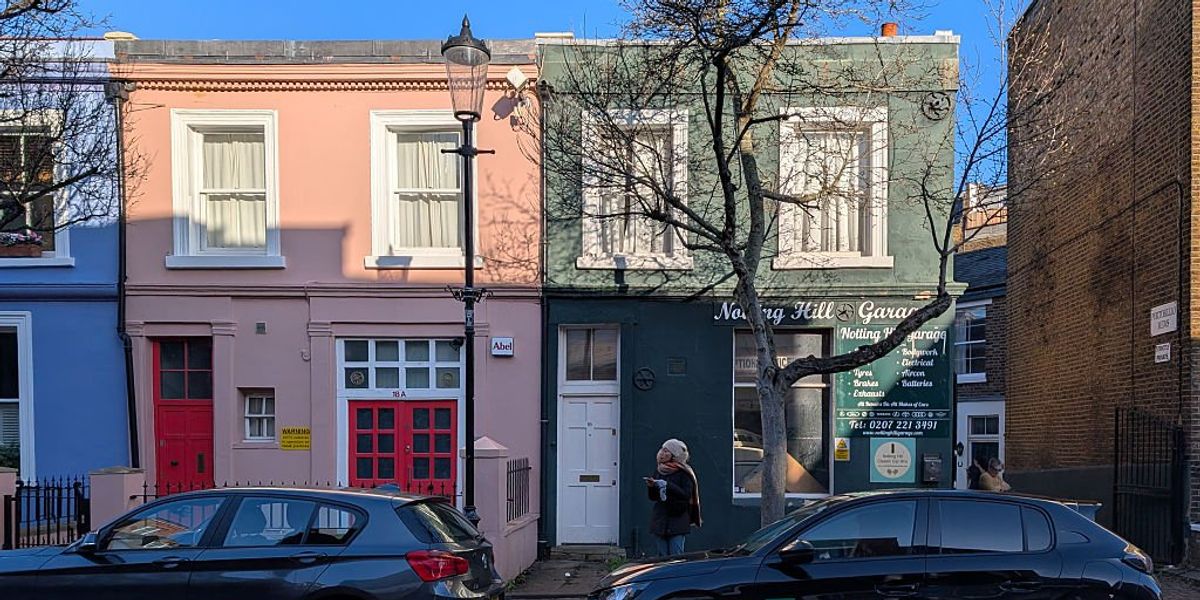 Leafy street with £1.2million houses rages at ‘plague of tourists without good manners’ Leafy street with £1.2million houses rages at ‘plague of tourists without good manners’