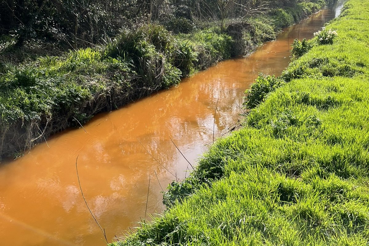 Stream in English tourist hotspot turns ORANGE as public given strict warning amid urgent investigation