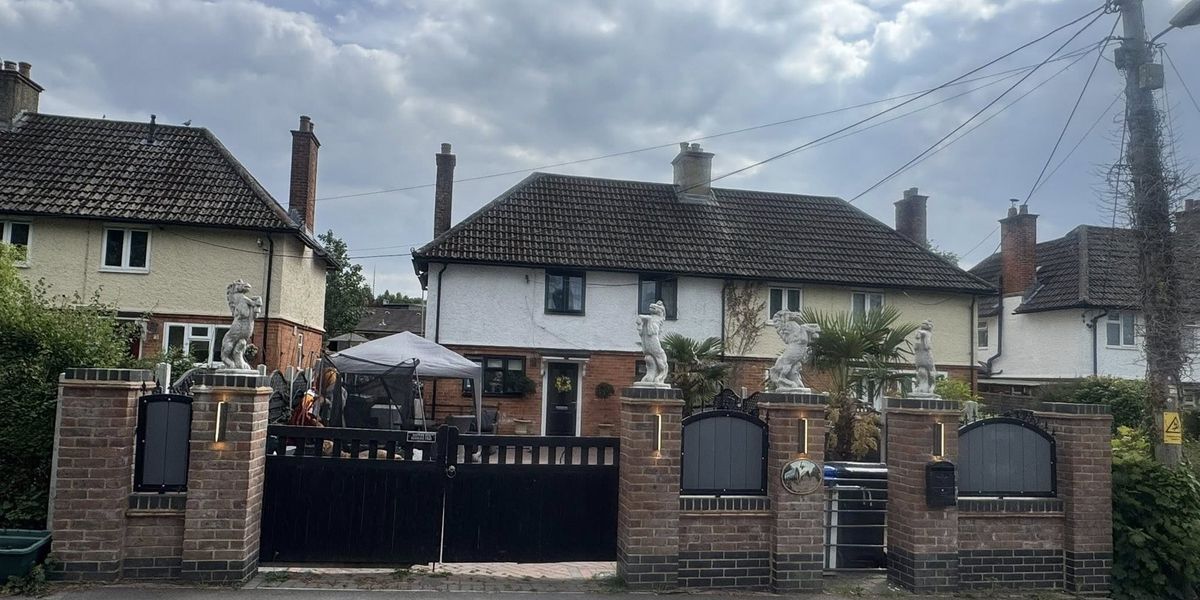 Neighbour row erupts after travellers built wall topped with giant horse statues and accuse locals of ‘not liking Gypsies’ Neighbour row erupts after travellers built wall topped with giant horse statues and accuse locals of ‘not liking Gypsies’