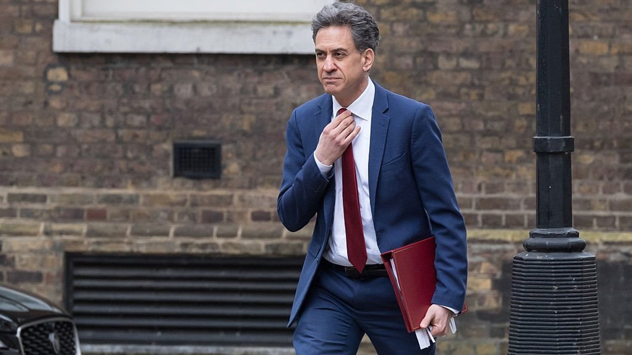 Ed Miliband exploring measures to uncouple electricity prices from gas to slash energy bills