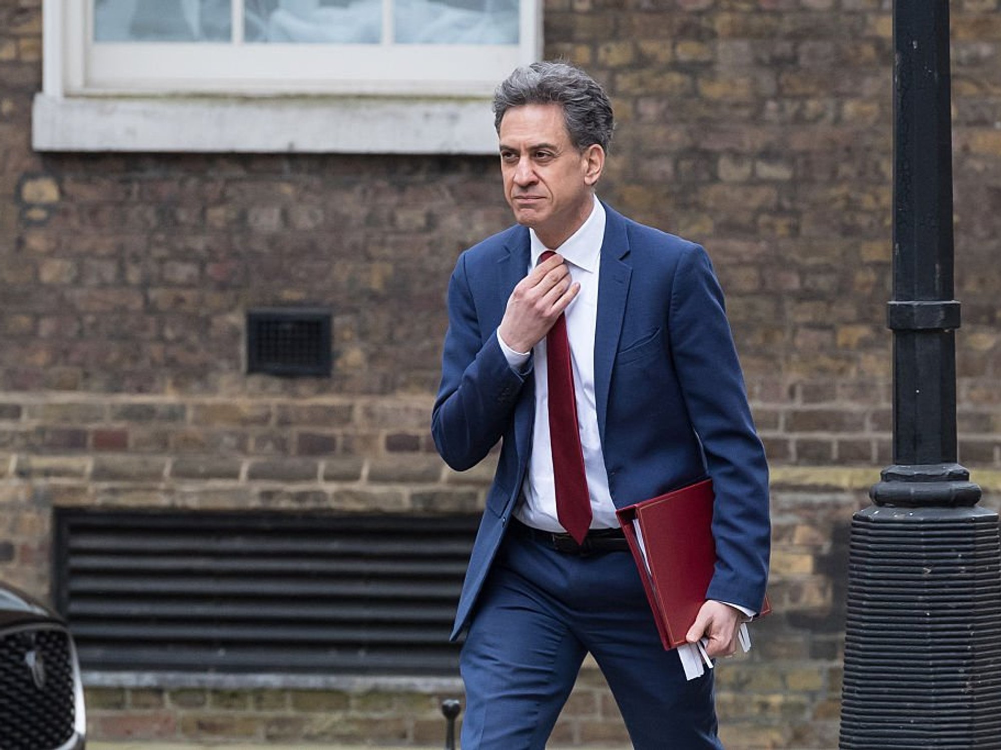 Ed Miliband exploring measures to uncouple electricity prices from gas to slash energy bills