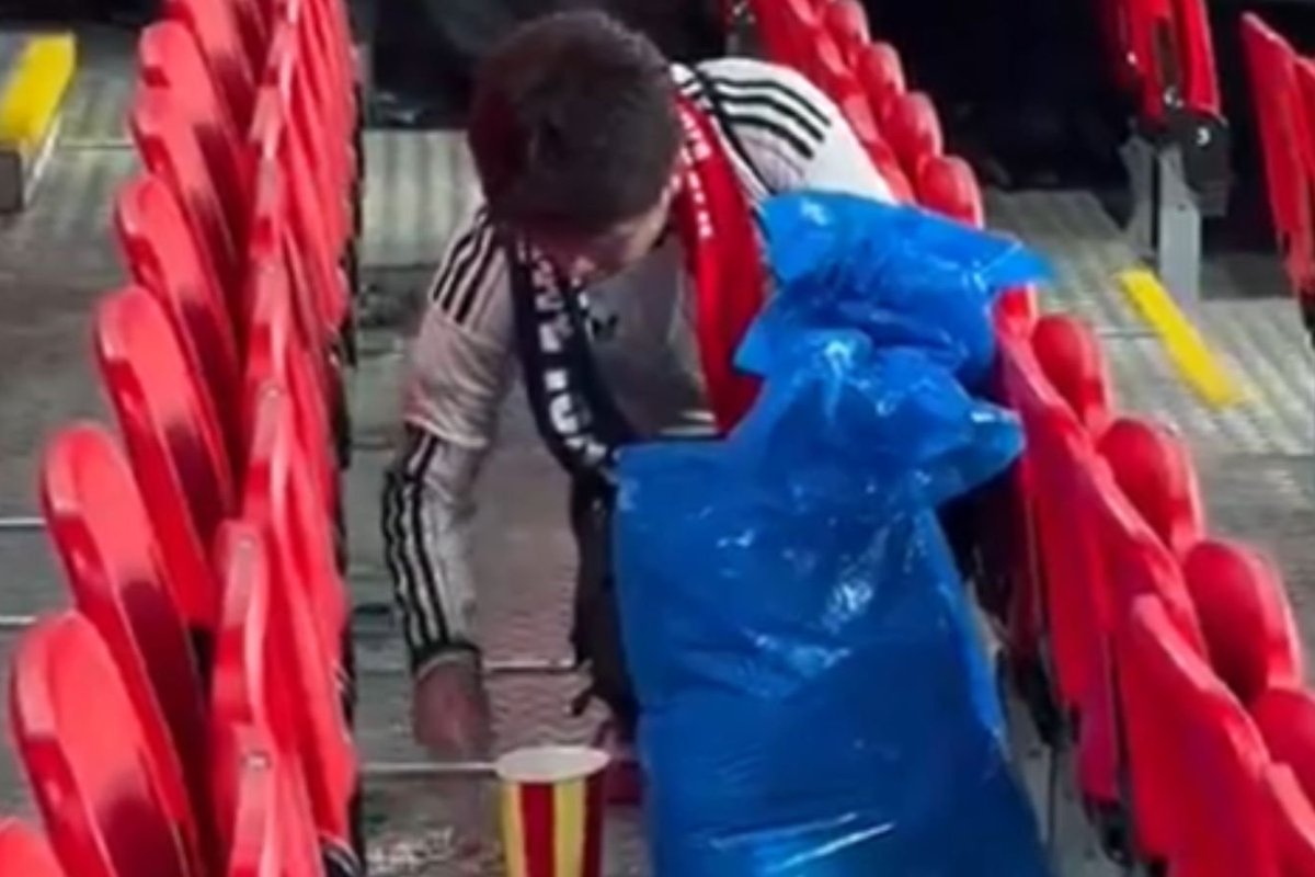 Japan fans go viral for classy gesture after win over England at Wembley