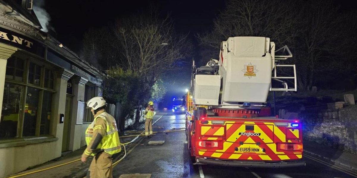 Firefighters rush to save beloved local pub after blaze breaks out on decking Firefighters rush to save beloved local pub after blaze breaks out on decking