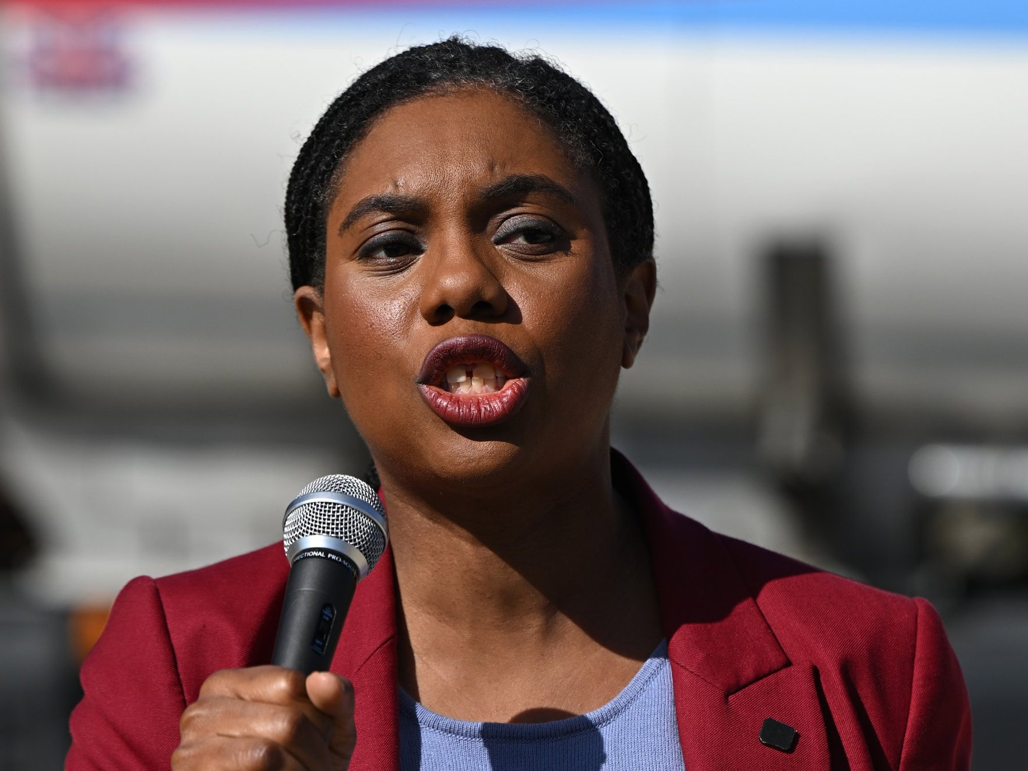 ‘All mouth and no trousers!’ Kemi Badenoch tears into Keir Starmer after Labour delays defence sp...