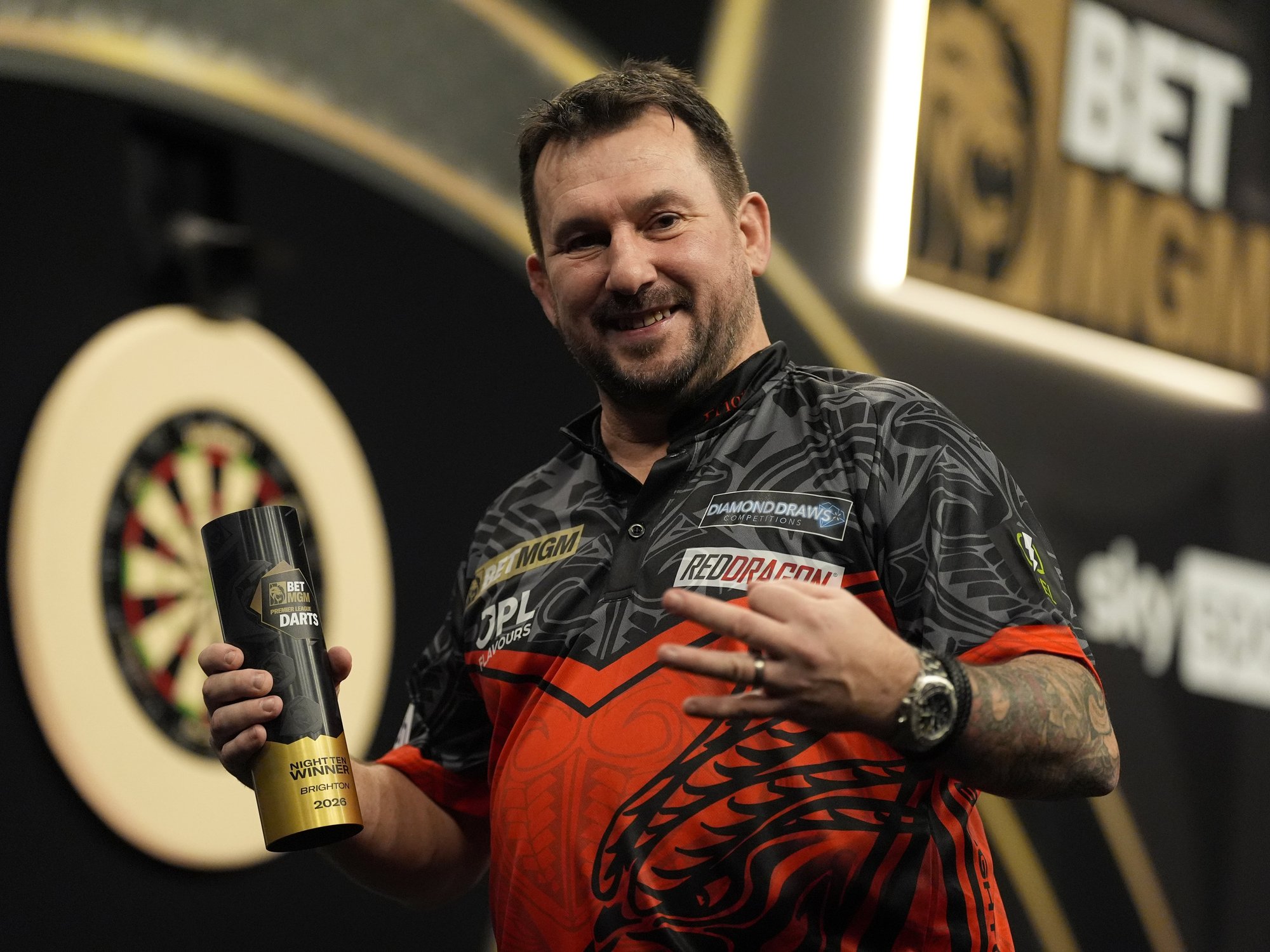 Jonny Clayton sends message to Luke Littler after darts fans booed teenage sensation