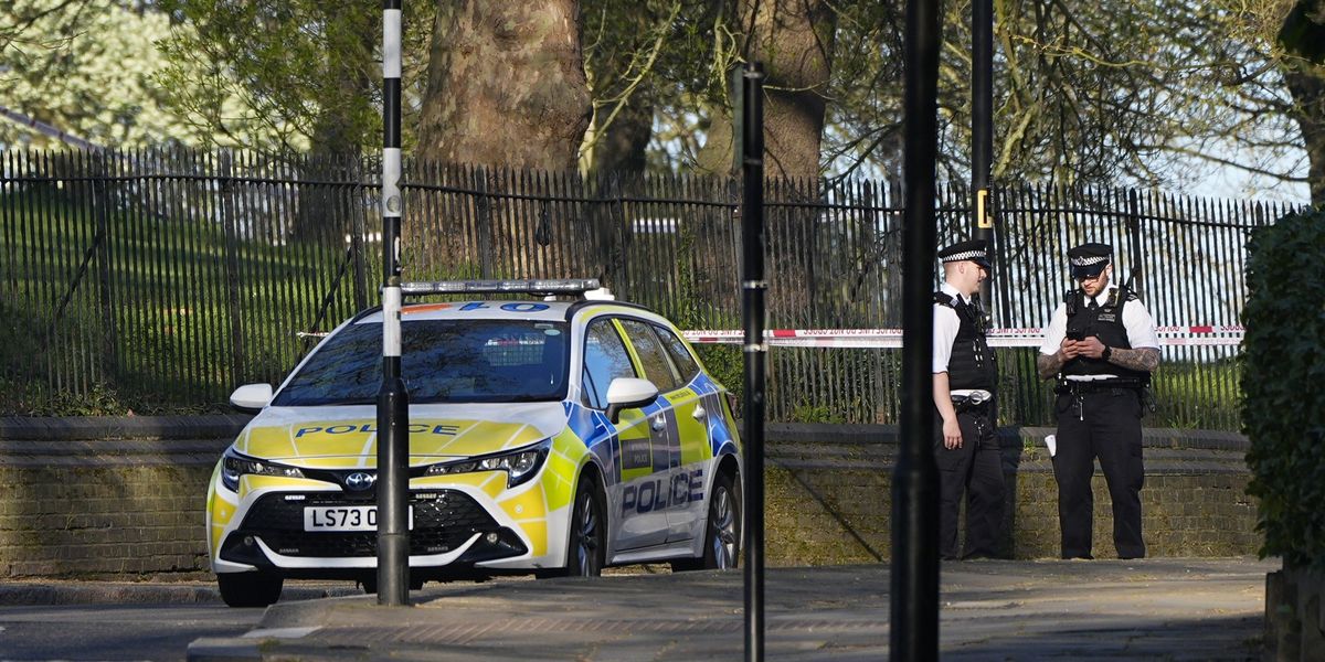 Man arrested on suspicion of murder after 21-year-old stabbed to death on London’s Primrose Hill Man arrested on suspicion of murder after 21-year-old stabbed to death on London’s Primrose Hill