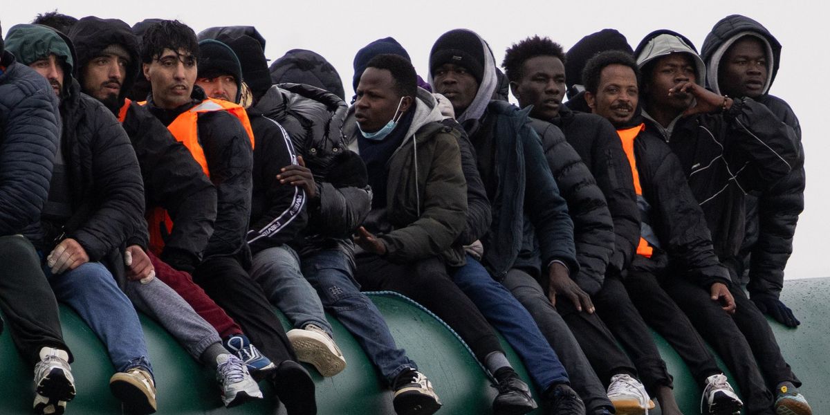 Smuggling gangs circulate ‘how-to guide’ to sneak illegal claimants into Britain Smuggling gangs circulate ‘how-to guide’ to sneak illegal claimants into Britain