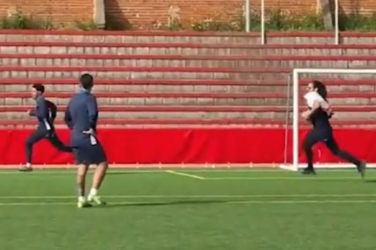 Football president quits after chasing Muslim players with leg of ham