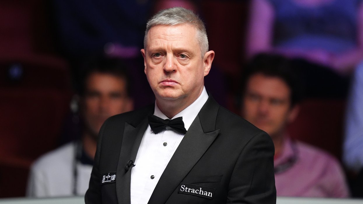 Snooker referee forced to issue apology after World Championship blunder