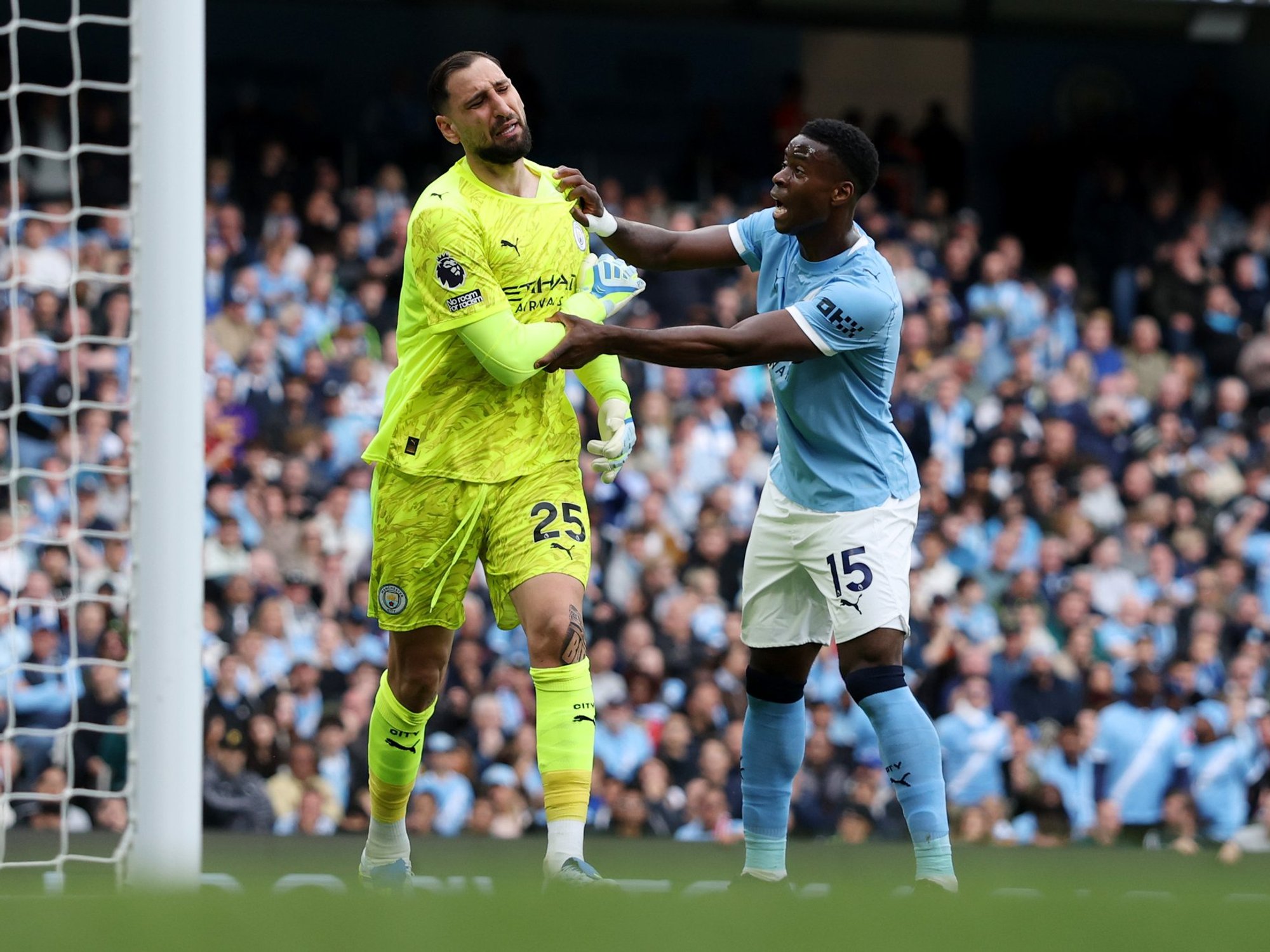 Gianluigi Donnarumma makes monumental error seconds after Man City took lead vs Arsenal