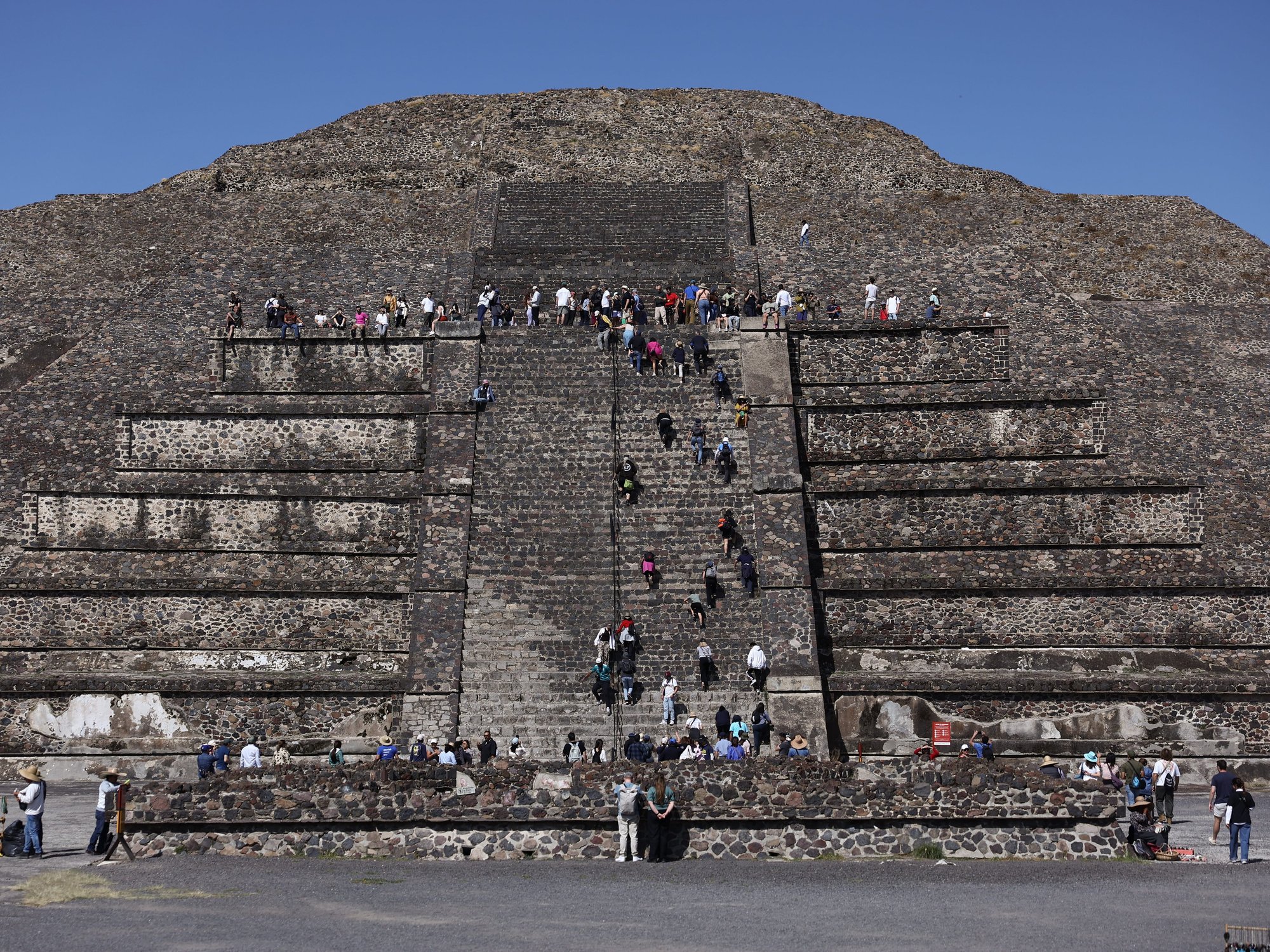 One killed and multiple injured as gunfire erupts at Mexico's Teotihuacan pyramids