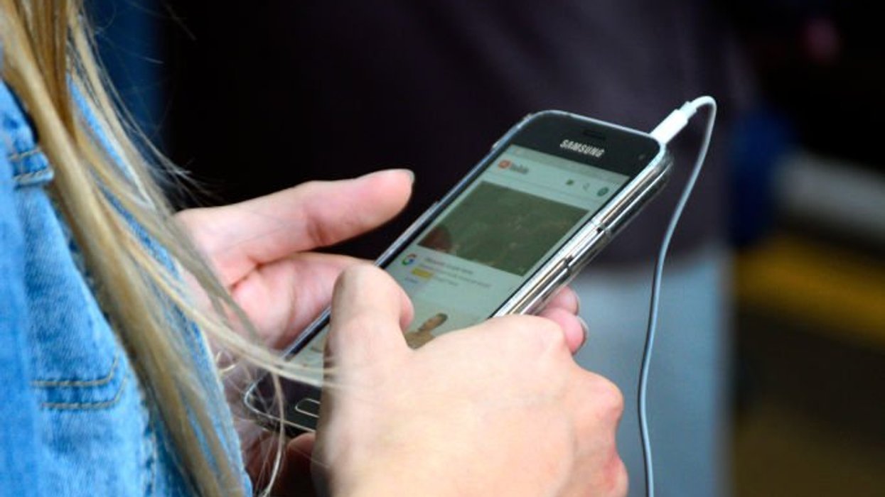 Britons to LOSE phone signal as mobile rationing warning issued amid high energy costs