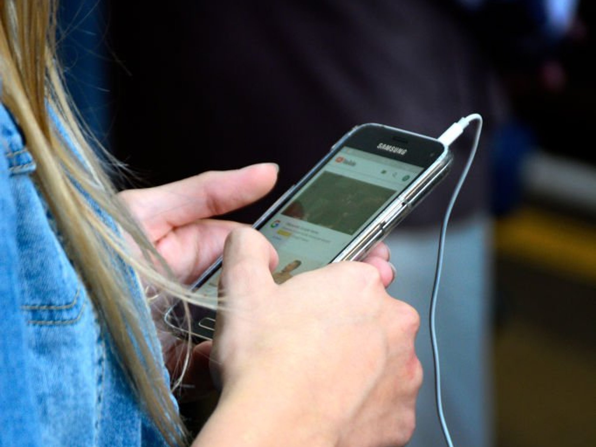 Britons to LOSE phone signal as mobile rationing warning issued amid high energy costs