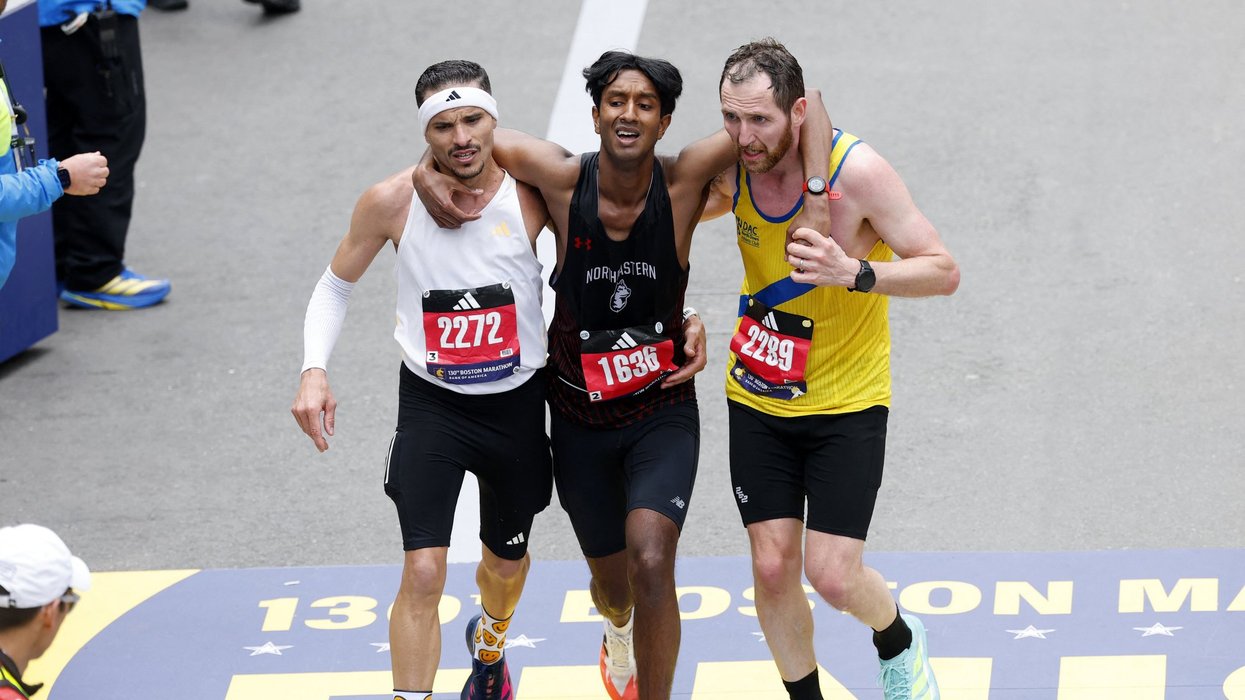 'Superstar' British runner sacrifices personal best time to help exhausted man finish marathon