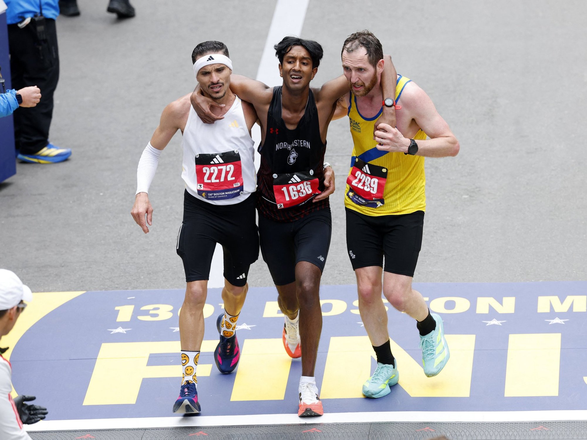 'Superstar' runner sacrifices personal best time to help exhausted man finish marathon