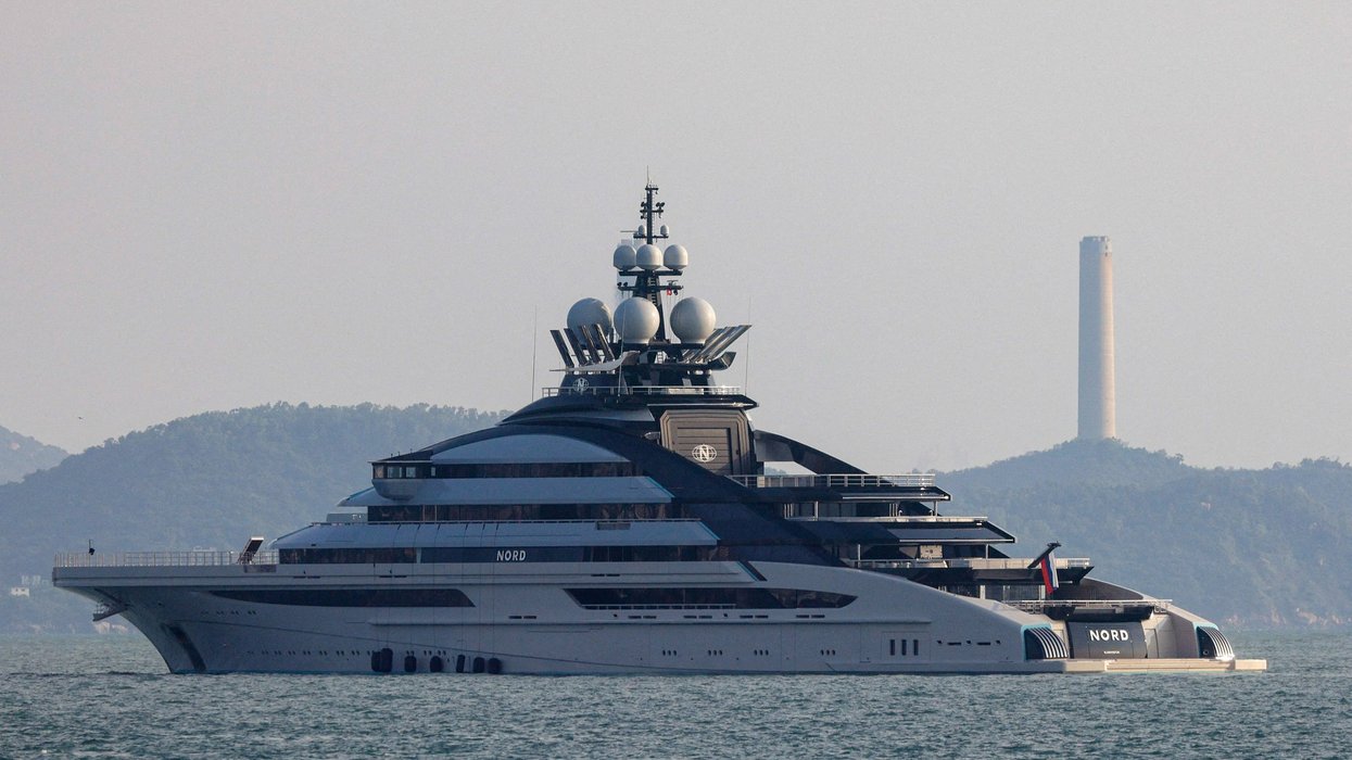 Russian superyacht slips through Strait of Hormuz despite ongoing blockade