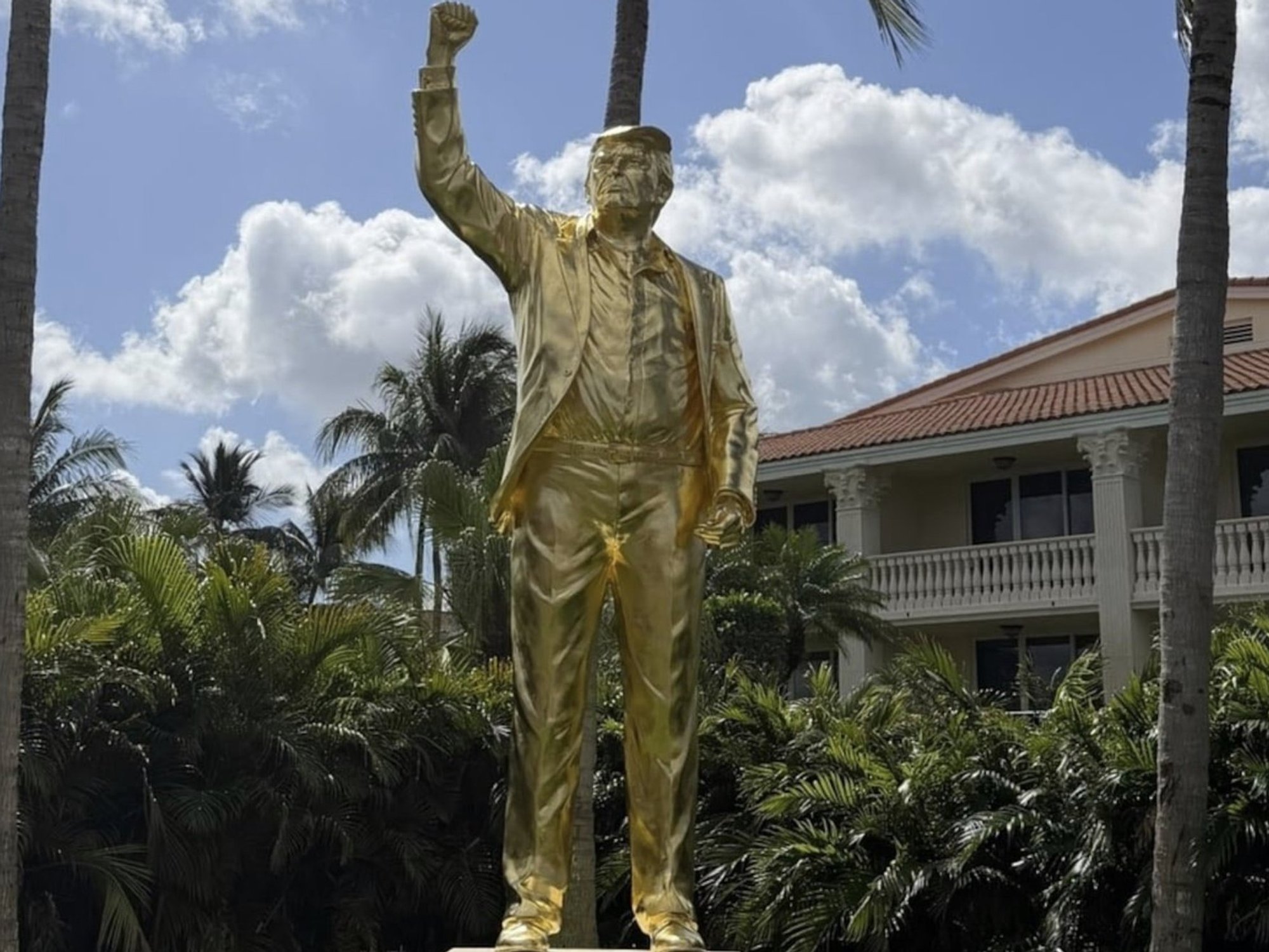 Donald Trump erects 15-foot gold statue of himself at golf course days before PGA event