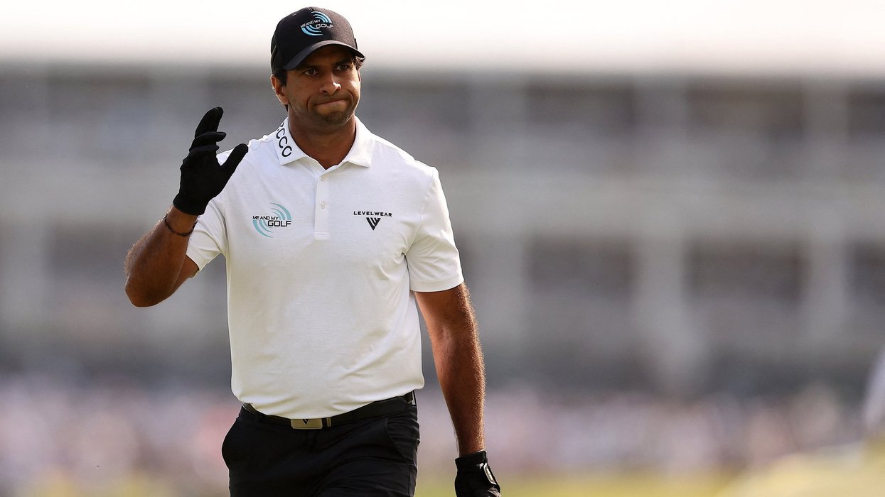 Why does Aaron Rai use two gloves?