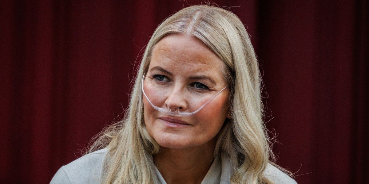 Royal wears oxygen mask during public appearance at parade as she battles lung disease Royal wears oxygen mask during public appearance at parade as she battles lung disease