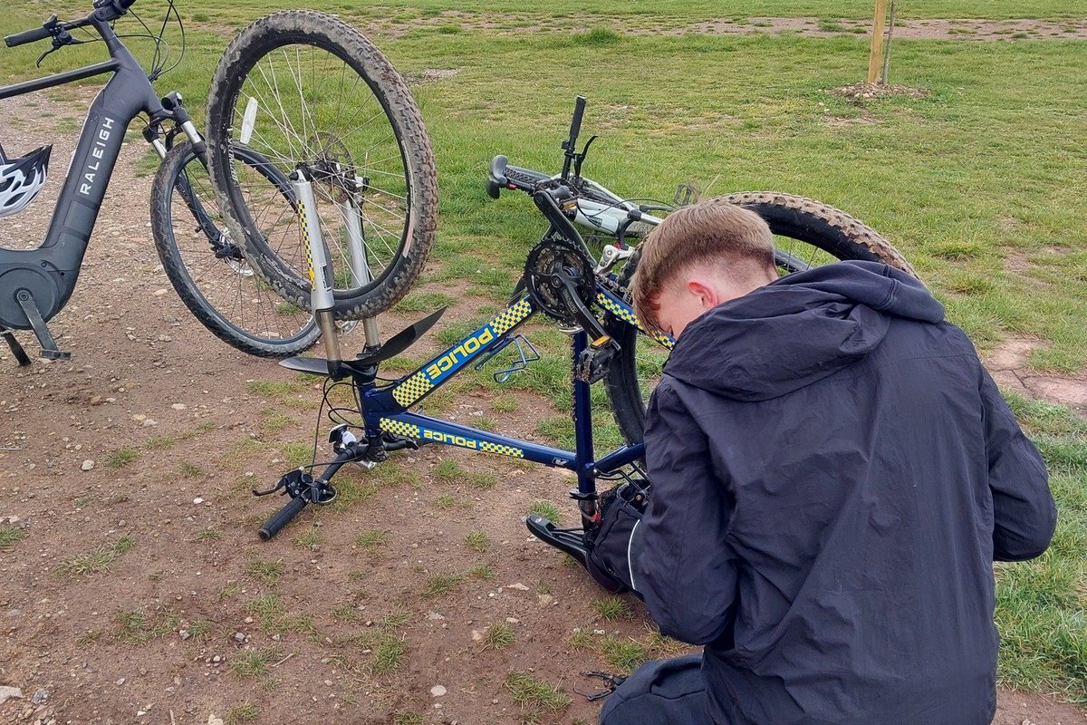 Teenager helps police officer back in saddle after offering to fix bike