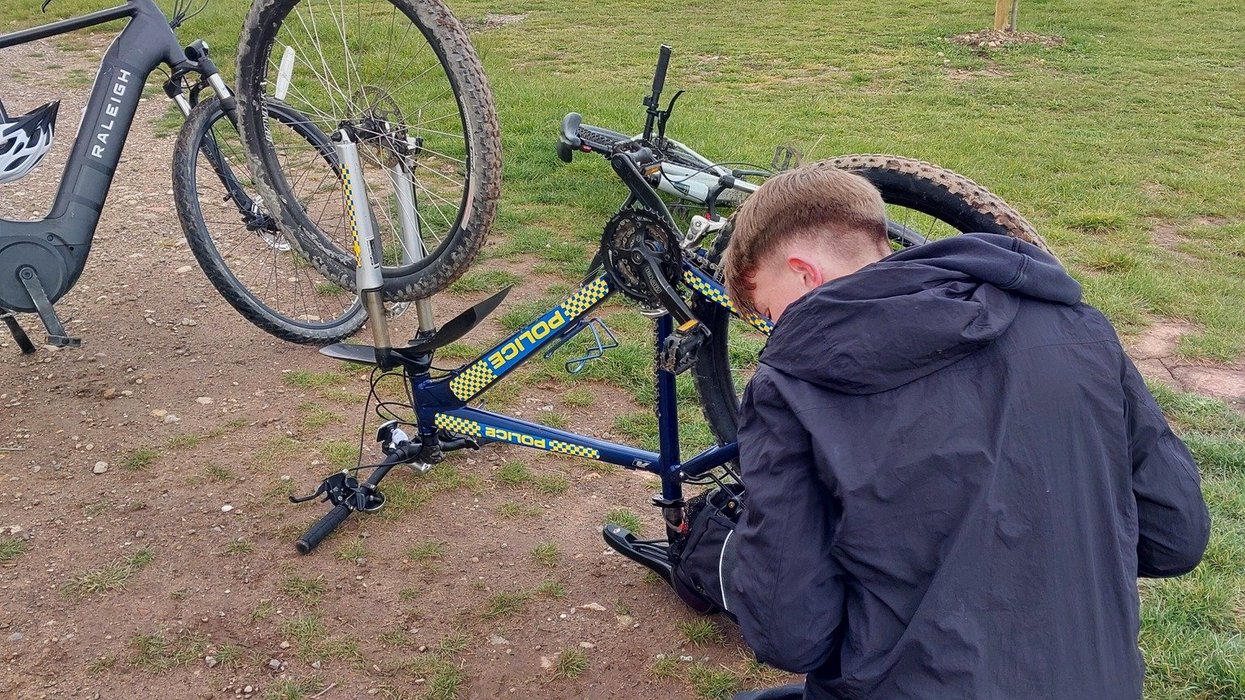 Teenager helps police officer back in saddle after offering to fix bike