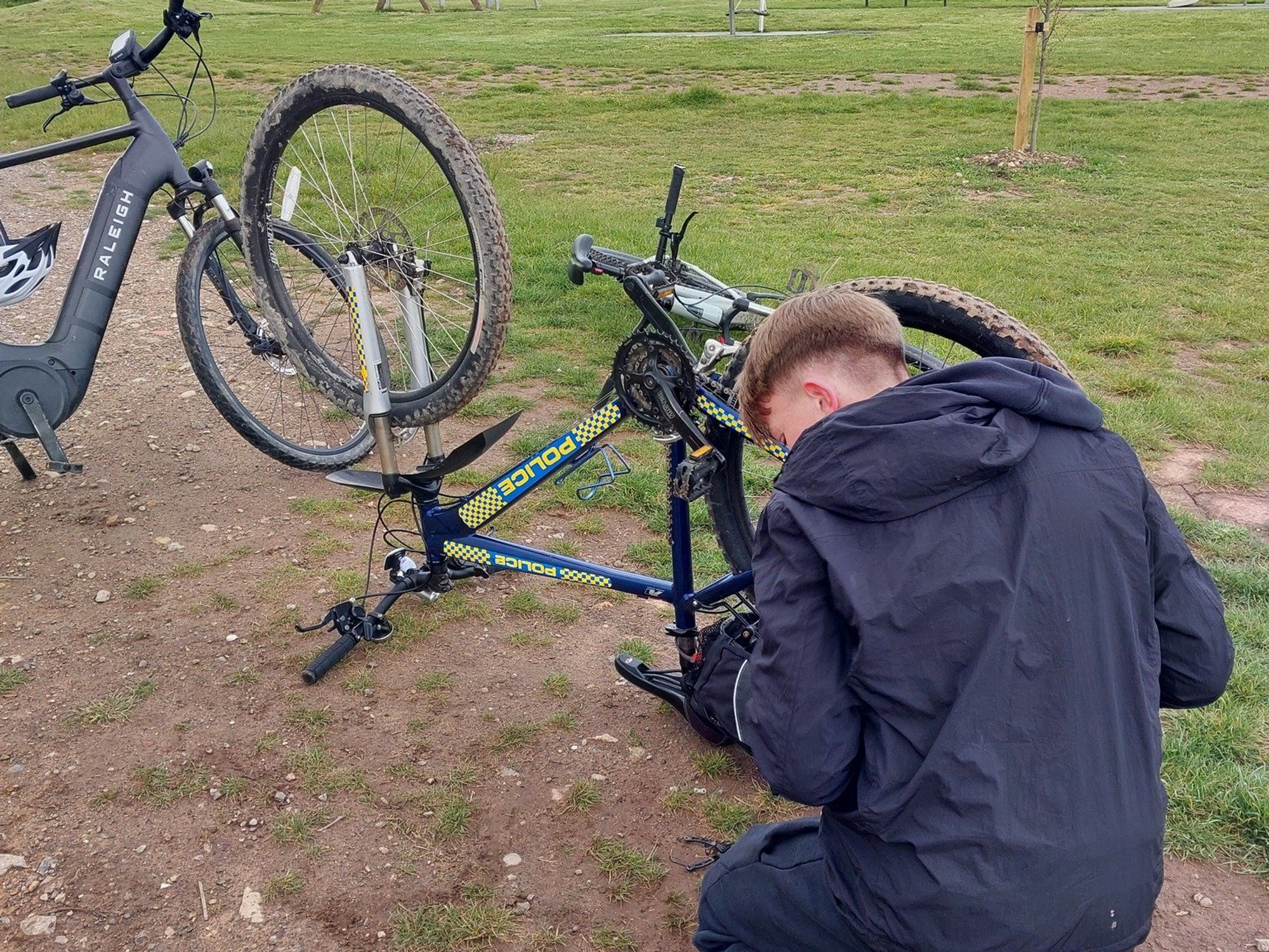 Teenager helps police officer back in saddle after offering to fix bike