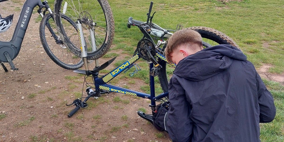 Teenager helps police officer back in saddle after offering to fix bike Teenager helps police officer back in saddle after offering to fix bike