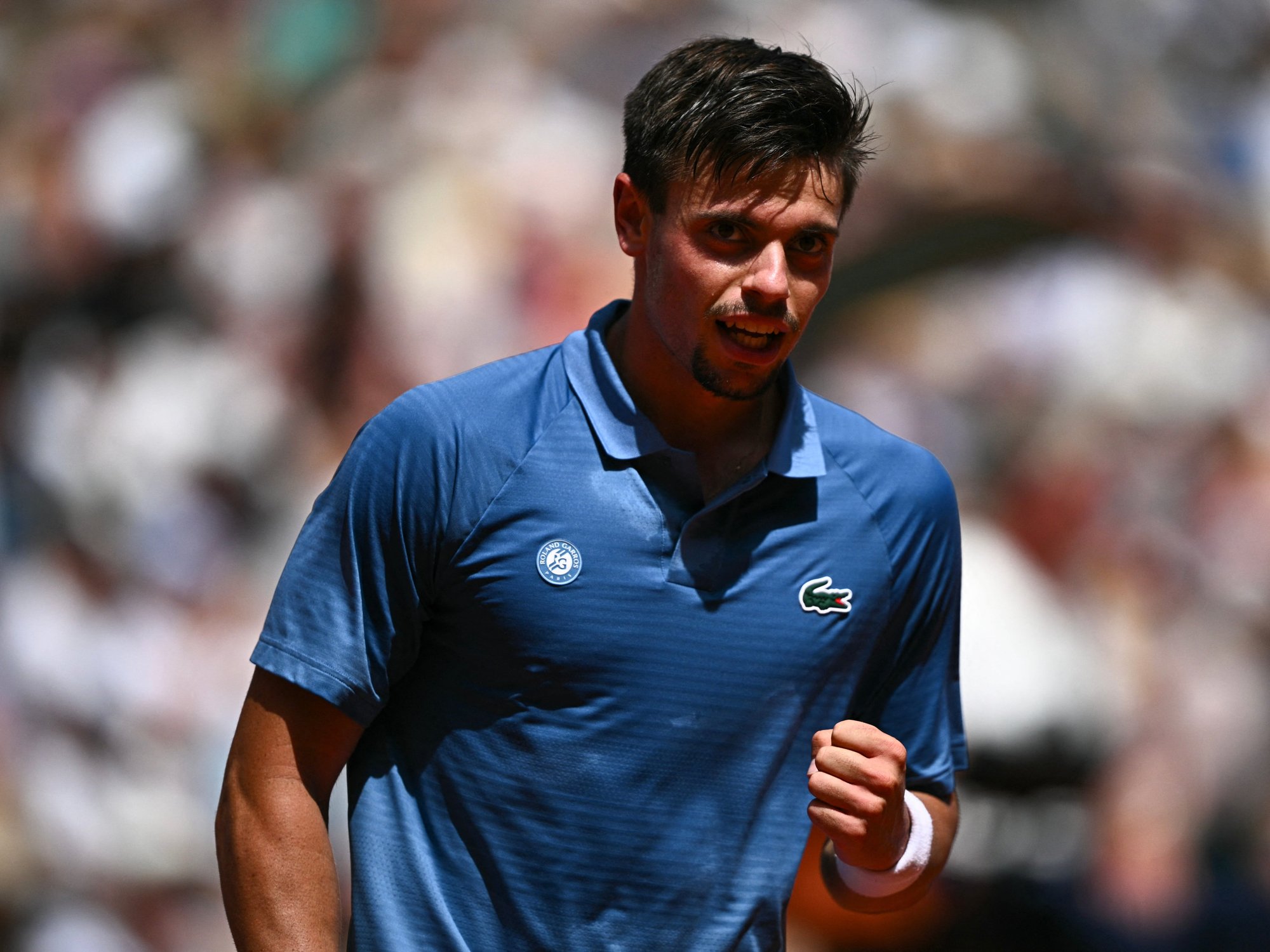 French Open rocked by bizarre scenes as debutant begs umpire for emergency exit