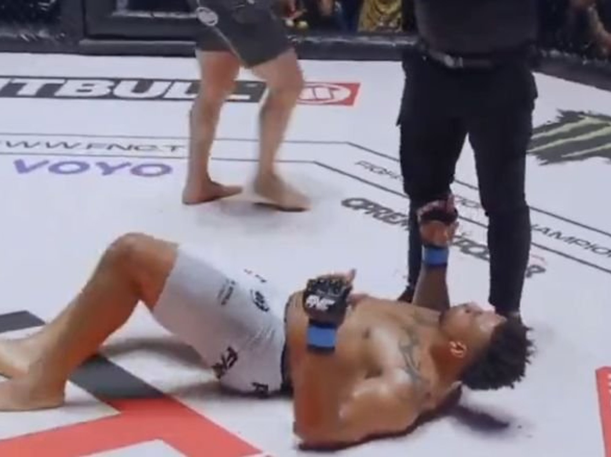Former NFL star convicted of domestic abuse goes viral after getting knocked out in MMA clash
