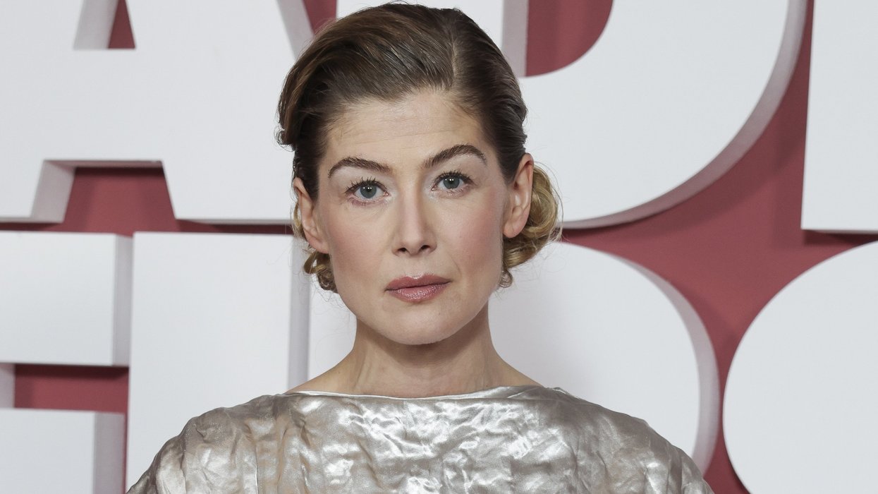 Rosamund Pike confronts theatregoer for using their mobile phone during West End performance