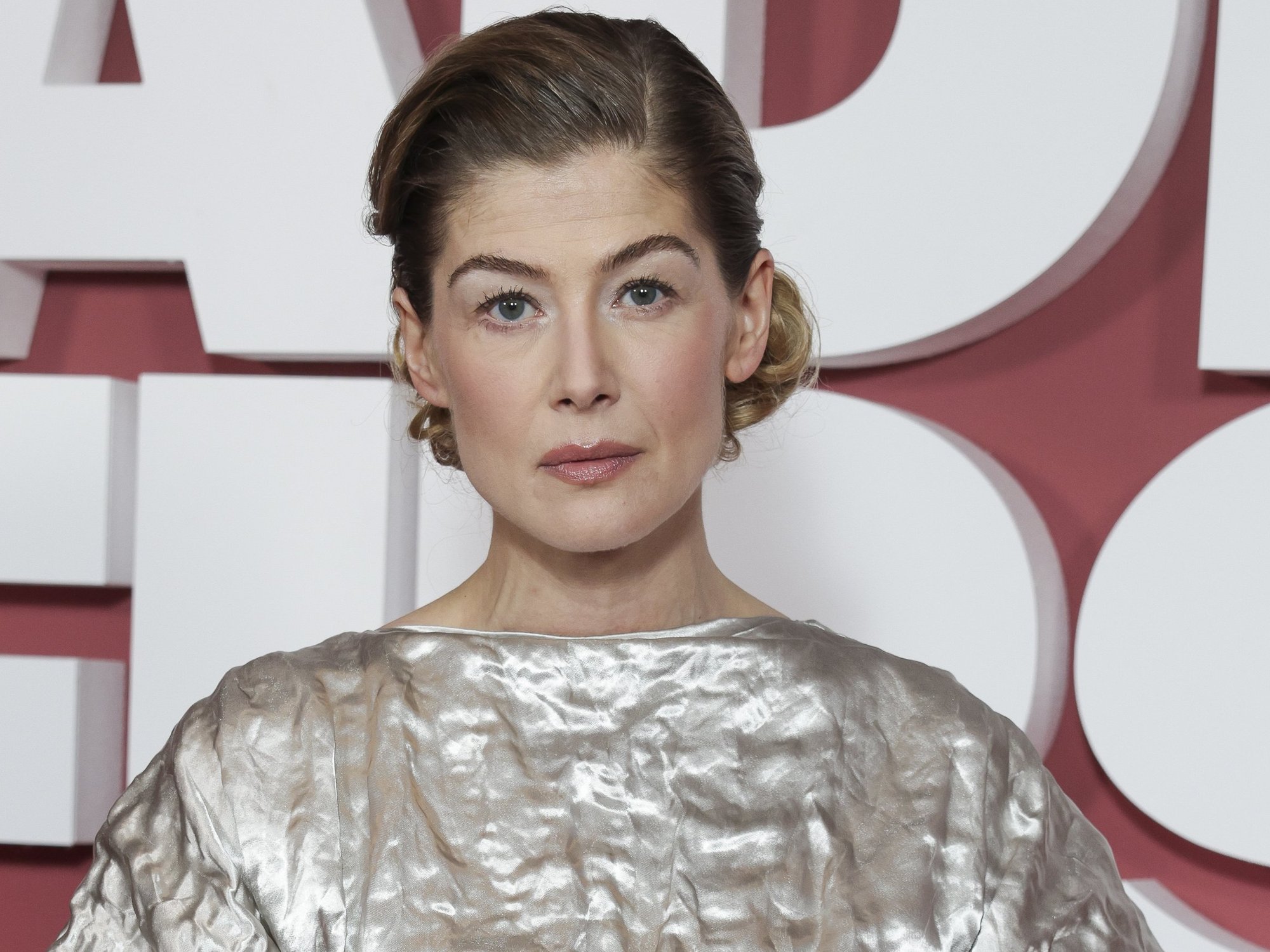 Rosamund Pike confronts theatregoer for using their mobile phone during West End performance