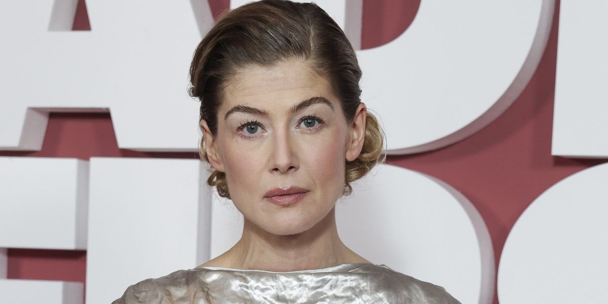 Rosamund Pike confronts theatregoer for using their mobile phone during West End performance Rosamund Pike confronts theatregoer for using their mobile phone during West End performance