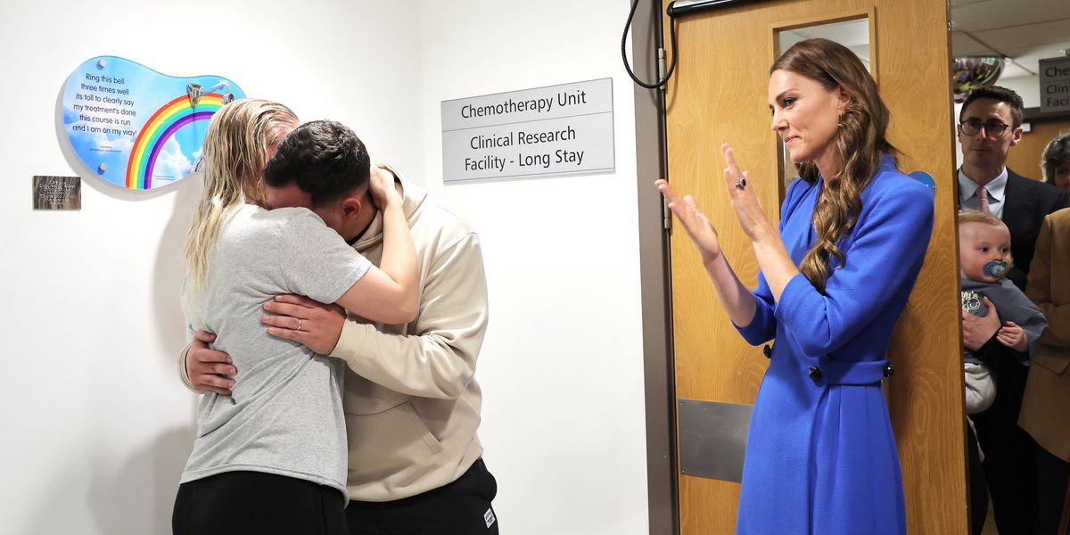 Princess of Wales applauds as cancer patient rings bell in emotional moment Princess of Wales applauds as cancer patient rings bell in emotional moment
