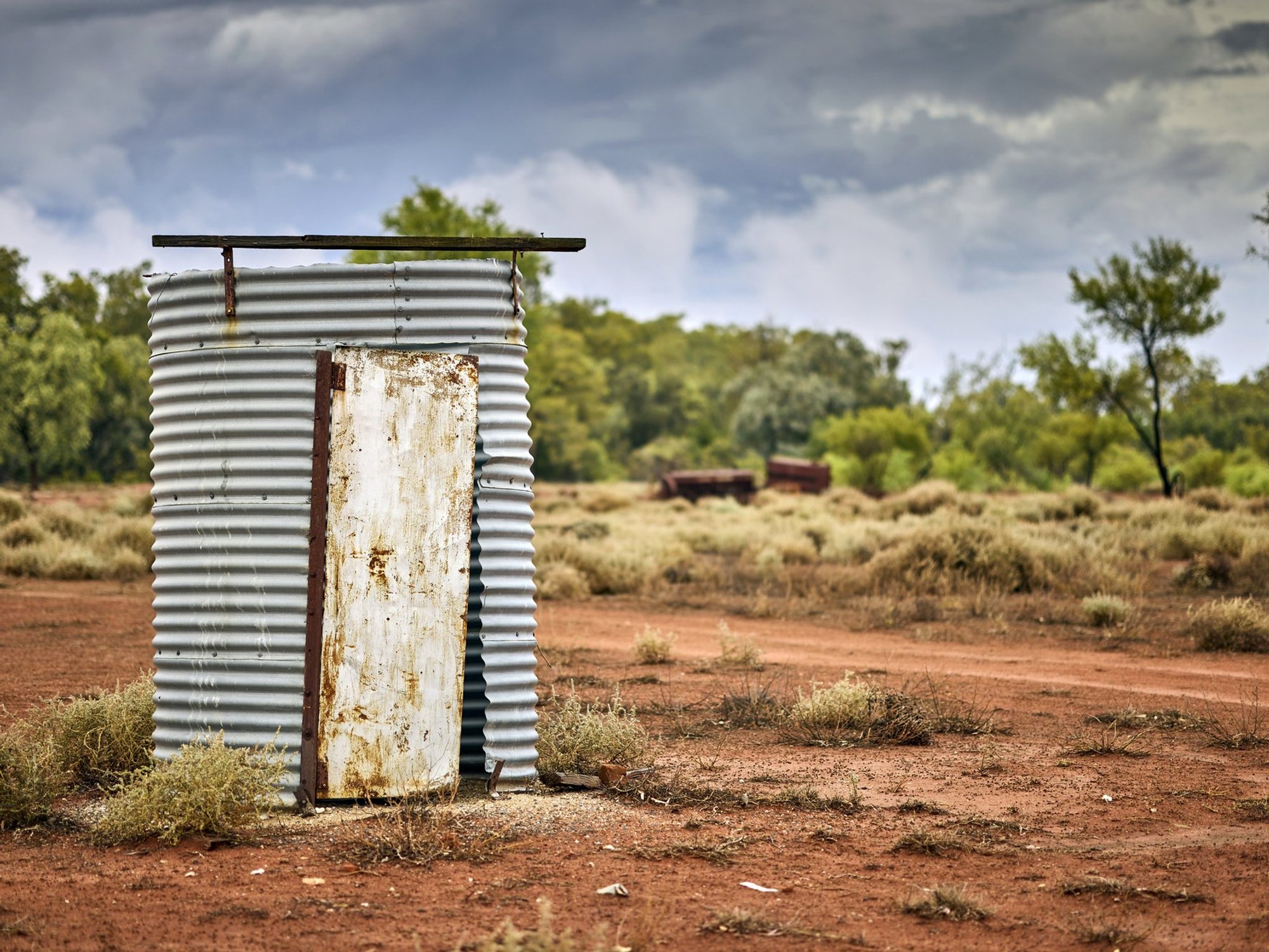 Nightmare neighbours 'dump 10-foot wall of poo' around terrified Australian family's home