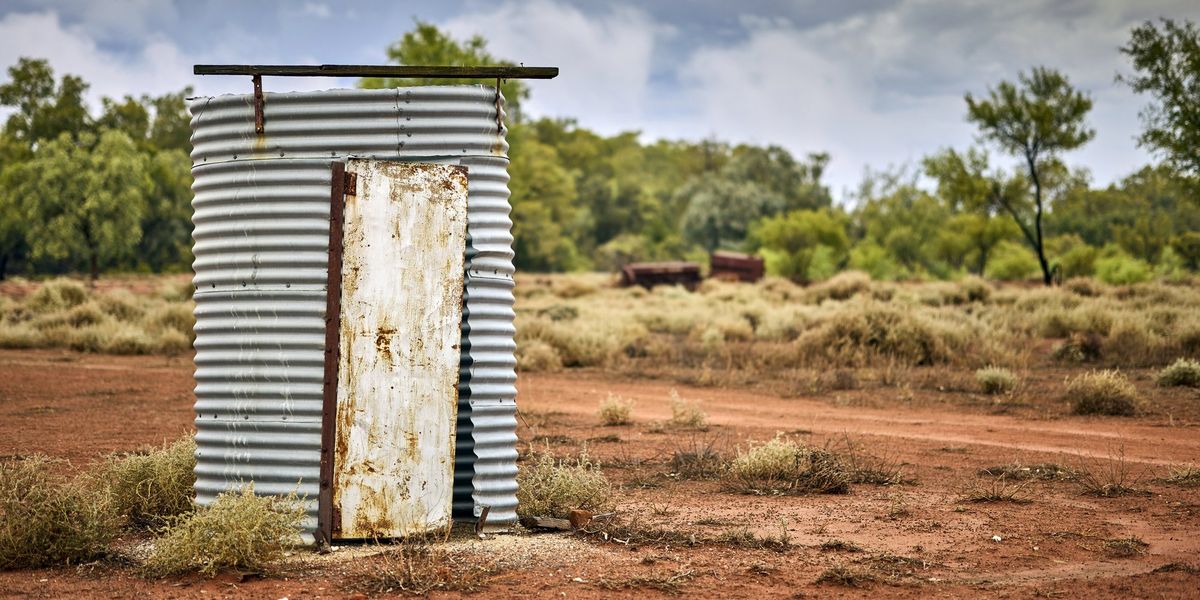 Nightmare neighbours 'dump 10-foot wall of poo' around terrified Australian family's home