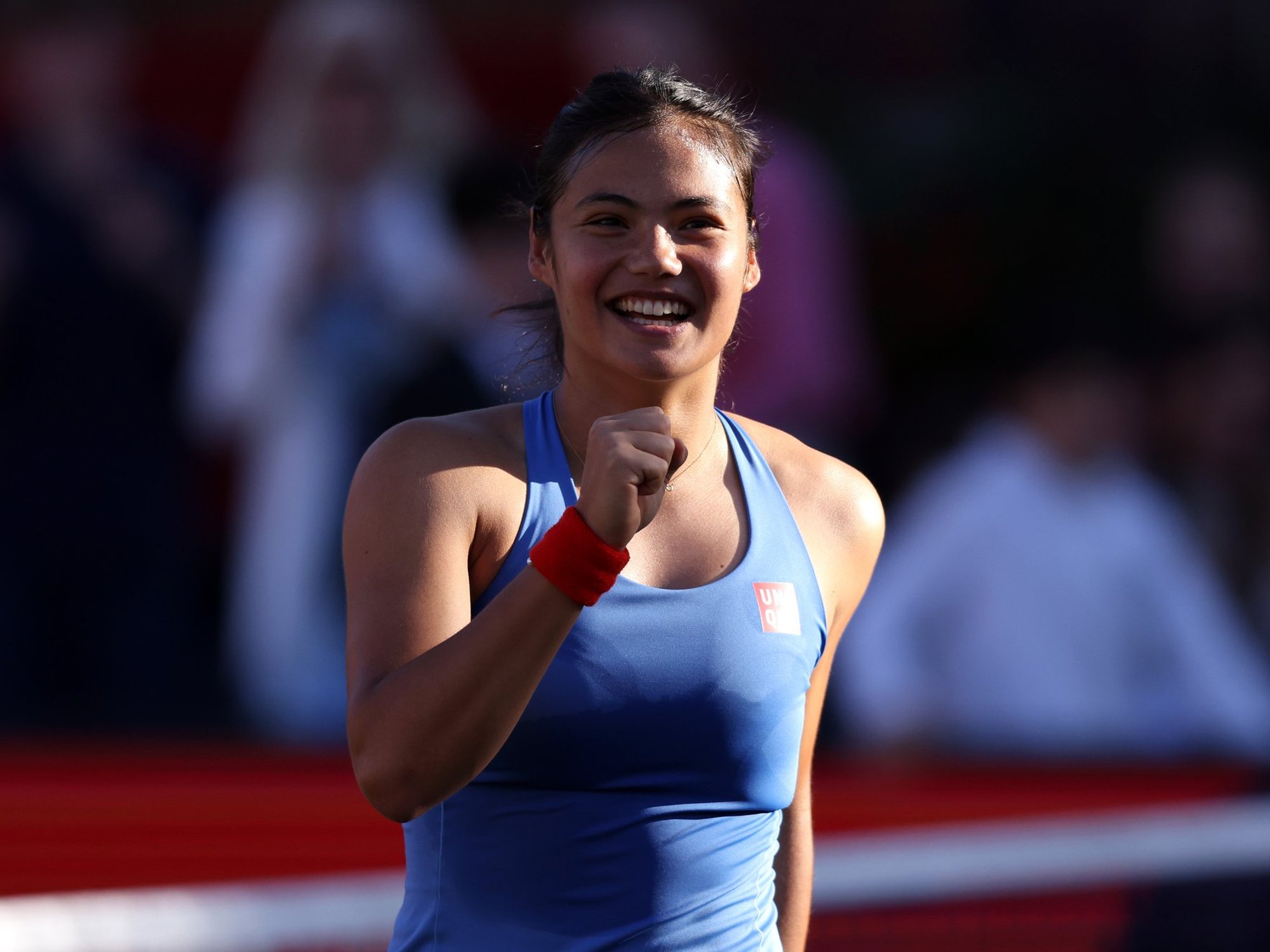Emma Raducanu wins two matches in five hours to reach Queen's final