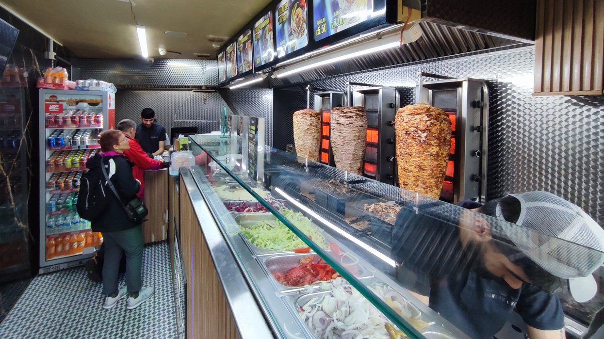 'Absurd!' More than 150 kebab shops given Home Office licenses to hire migrants from overseas