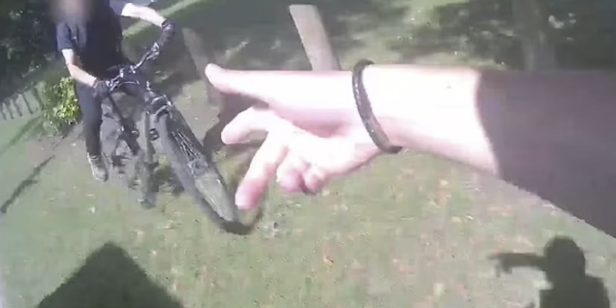 NextImg:Incredible moment police officer commandeers bicycle to chase drug dealer