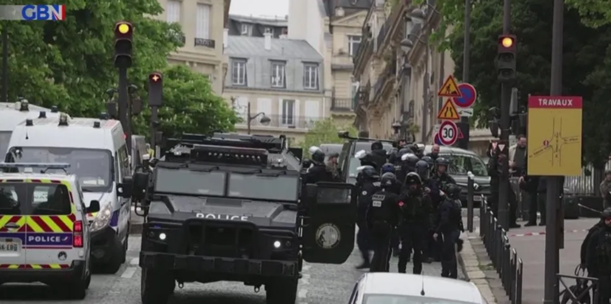 NextImg:WATCH: Police arrest man in Paris threatening to blow himself up
