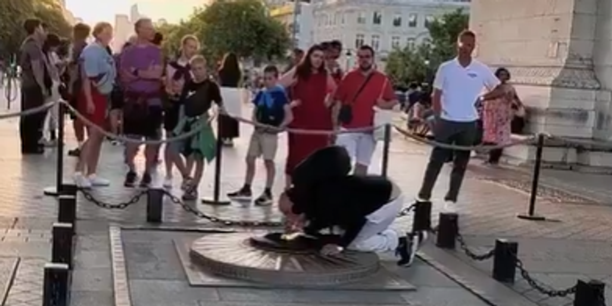 NextImg:Man 'desecrates' Tomb of the Unknown Soldier after lighting cigarette using eternal flame