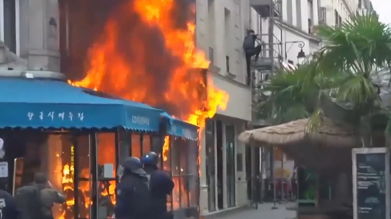 WATCH: French protesters set fire to a restaurant in Pari...