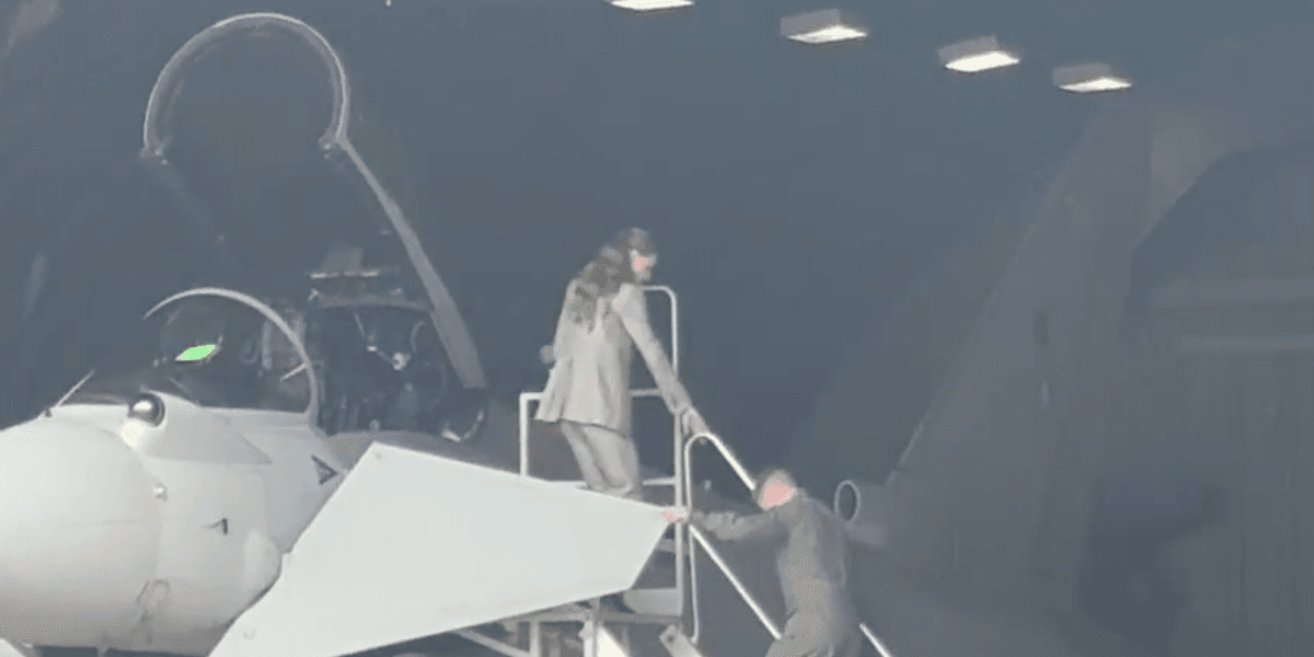 Kate Middleton leaves royal fans astonished after climbing down aircraft’s boarding stairs backwards in heels Kate Middleton leaves royal fans astonished after climbing down aircraft’s boarding stairs backwards in heels