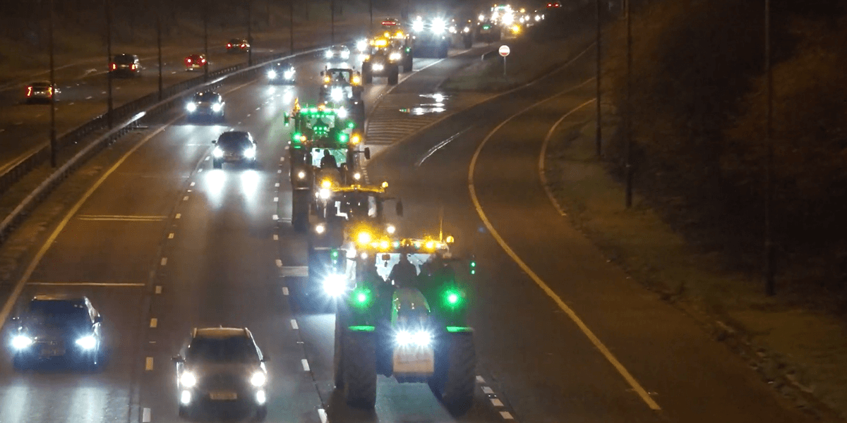 Watch as columns of tractors roll down M4 as furious farmers head to London for Budget protest Watch as columns of tractors roll down M4 as furious farmers head to London for Budget protest