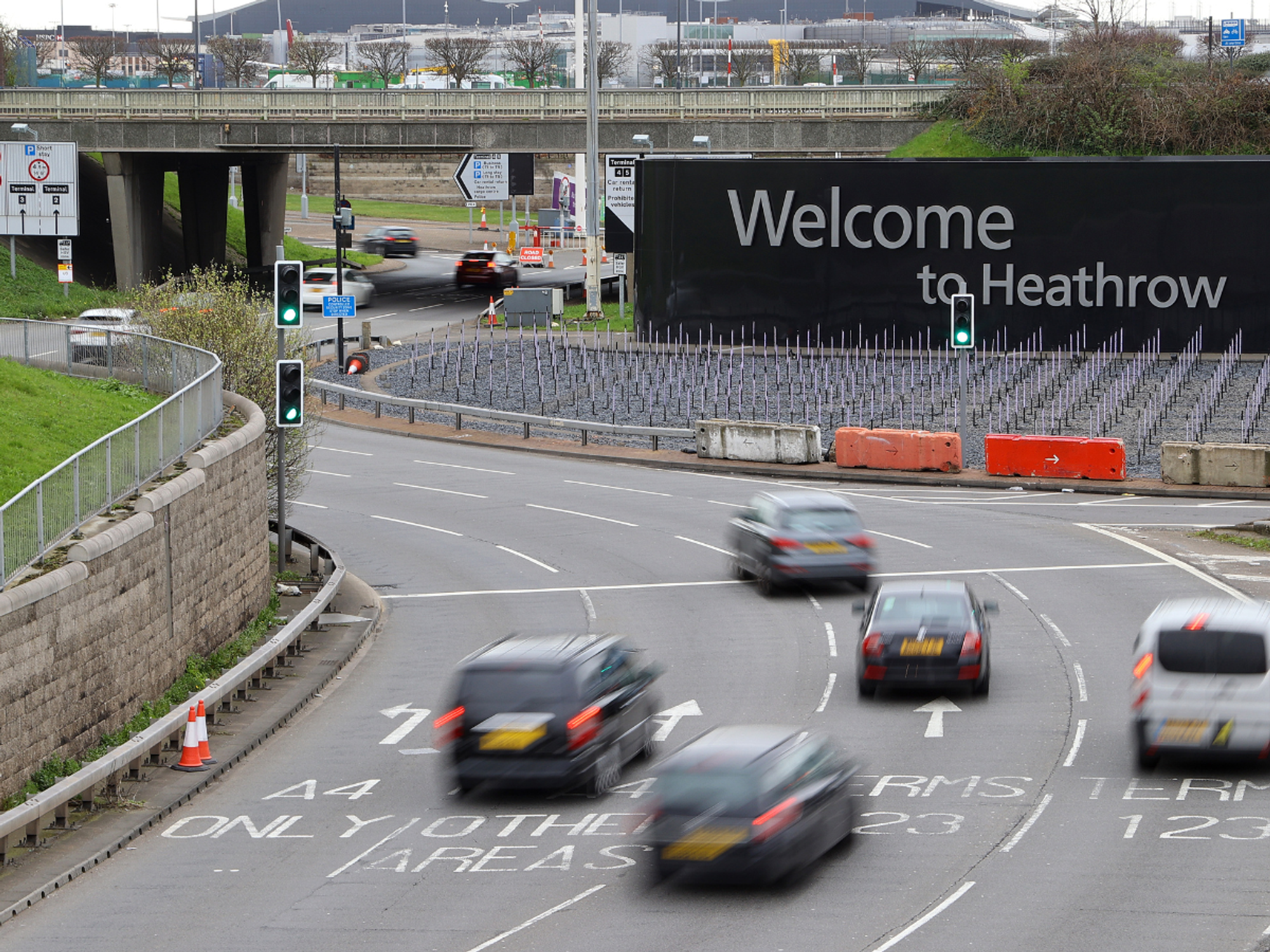 Drivers now face £80 fines for 'long goodbyes' at Heathrow Airport in major eco-push