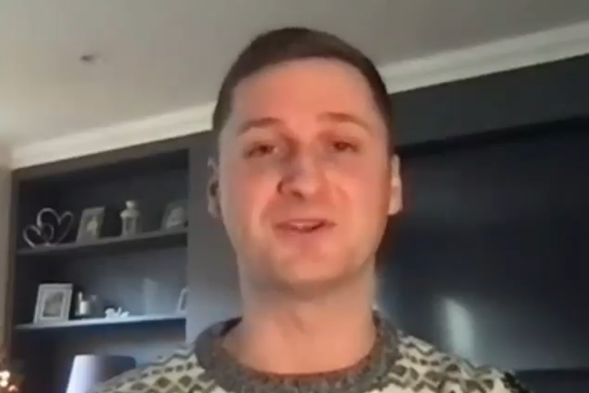 WATCH: Briton forced to take down Christmas decorations after neighbour complains about 'offensive' display