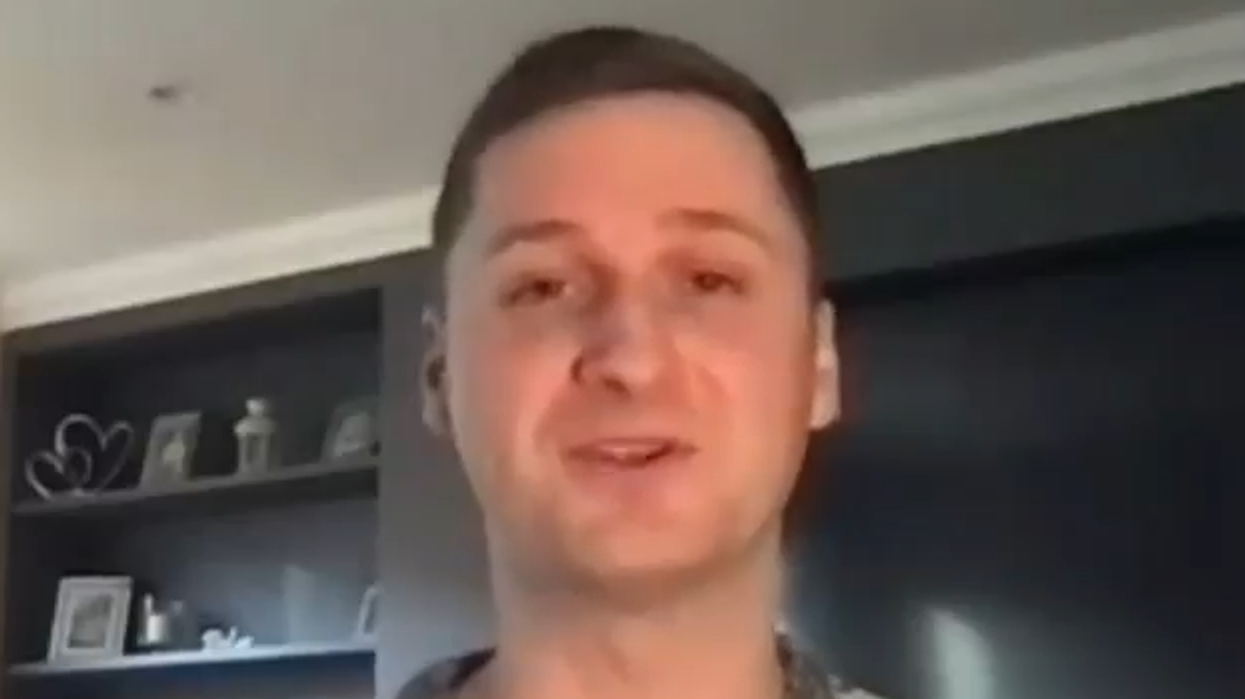 WATCH: Briton forced to take down Christmas decorations after neighbour complains about 'offensive' display