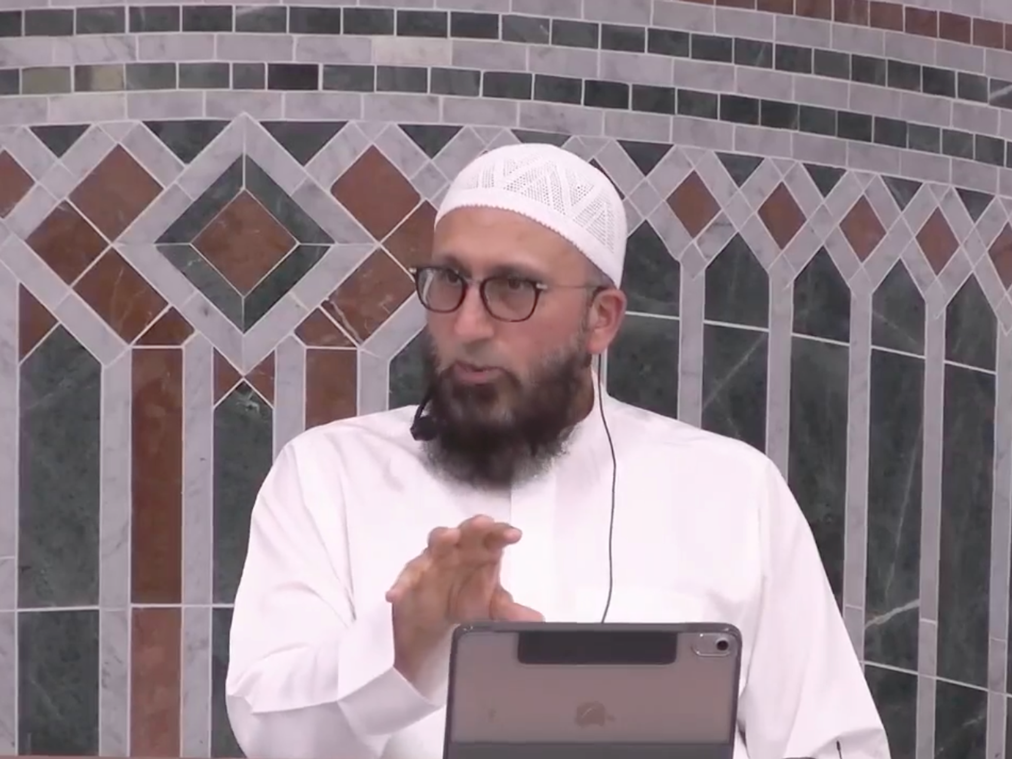 'Burn their houses!' Australian imam delivers passionate sermon in aftermath Bondi terror attack ...